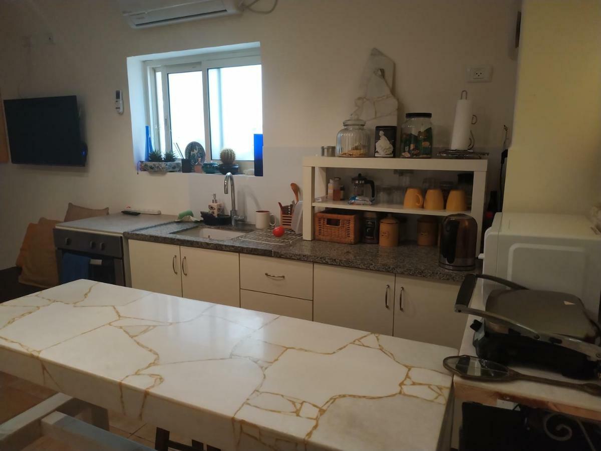 Appartamento Studio Apt Great Location Heart Of Downtown District Haifa Esterno foto