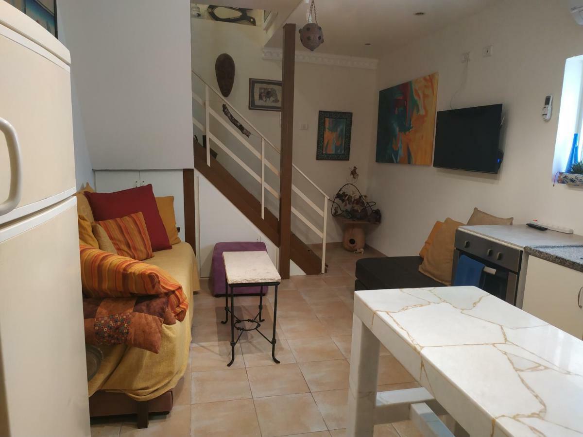 Appartamento Studio Apt Great Location Heart Of Downtown District Haifa Esterno foto