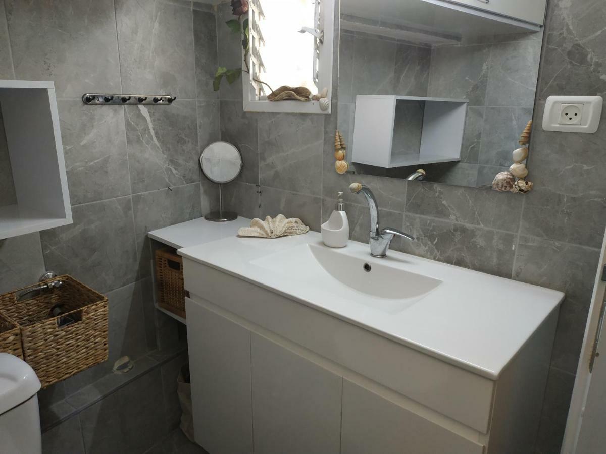 Appartamento Studio Apt Great Location Heart Of Downtown District Haifa Esterno foto